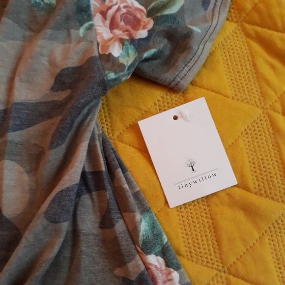 TINYWILLOW // ROSES & ARMY FADED STYLE TOP - Picture 8 of 8